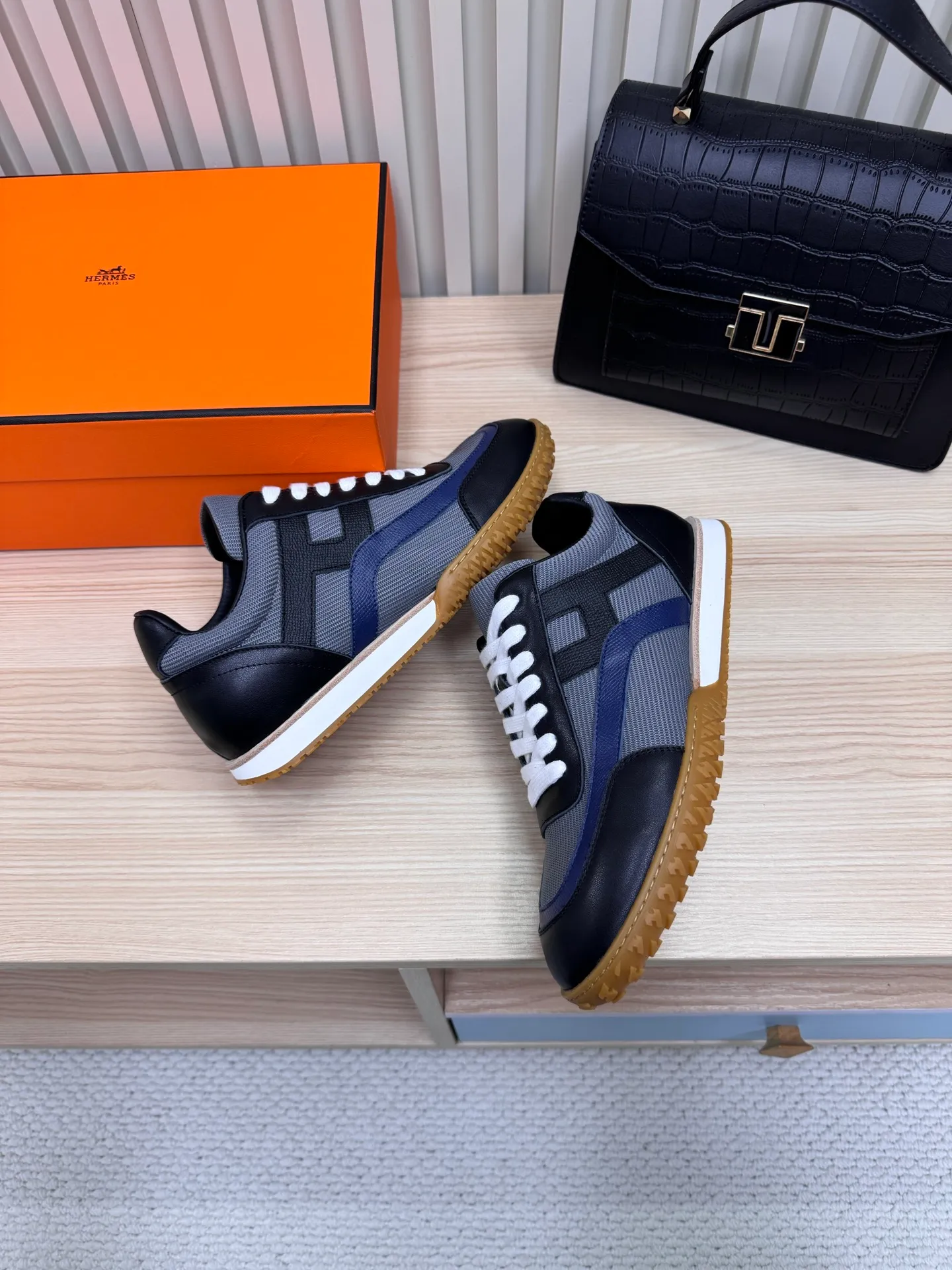 👟👟Ex-factory price 600👟👟 Hermes / Top version #couple style 24ss casual sneakers Suede goatskin sneakers decorated with contrasting patterns and iconic "H" details, beautifully packaged at the delivery counter🛍📦 Fabric: suede + down cloth Lining: mixed sheep lining Outsole: original TPU Bottom thickness: 2CM Size: 35-45